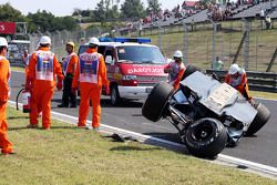 Equipes de sécurité autour de la voiture de Sergio Pérez après son crash