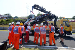I commissari di gara portano via la Sahara Force India F1 VJM08 di Sergio Perez, dopo l'incidente ne
