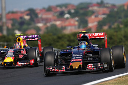 Carlos Sainz Jr., Scuderia Toro Rosso STR10 et Daniil Kvyat, Red Bull Racing RB11
