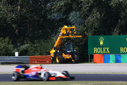 Фабио Ляймер, резервный пилот Manor F1 Team проезжает мимо эвакуатора