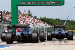 Nico Rosberg, Mercedes AMG F1 W06 y Lewis Hamilton, Mercedes AMG F1 W06 al final de la calle de boxe