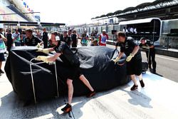 La Sahara Force India F1 VJM08 di Sergio Perez, viene riportata ai box