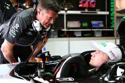 Nico Hulkenberg, Sahara Force India F1 VJM08 con Bradley Joyce, Ingegnere di pista Sahara Force Indi