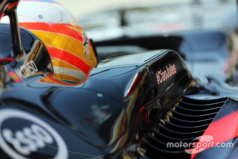 Fernando Alonso, McLaren MP4-30 con un homenaje a Jules Bianchi