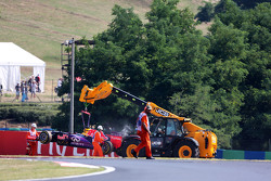 El Red Bull Racing RB11 de Daniel Ricciardo, se retira por alguaciles y un vehículo de recuperación