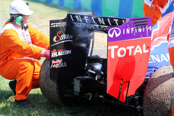 El Red Bull Racing RB11 de Daniel Ricciardo, con humo después de parar en la segunda sesión de entre