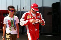Кими Райкконен, Ferrari раздает автографы фанатам