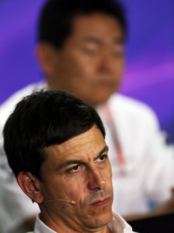 Toto Wolff, Mercedes AMG F1 Accionista y Director Ejecutivo en la Conferencia de prensa de la FIA