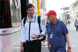 Toto Wolff, Mercedes AMG F1 Accionista y Director Ejecutivo con Niki Lauda, Mercedes Presidente no