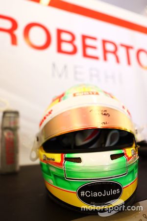 El casco de Roberto Merhi, Manor F1 Team con un homenaje a Jules Bianchi