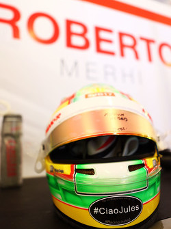 El casco de Roberto Merhi, Manor F1 Team con un homenaje a Jules Bianchi