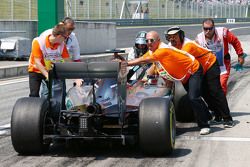 Nico Rosberg, de Mercedes AMG F1 W06 se detiene al final de la calle de boxes en la tercera sesión d