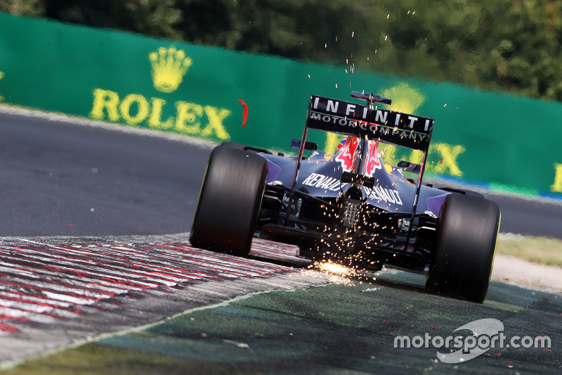 Daniel Ricciardo, Red Bull Racing RB11 sacanado chispas