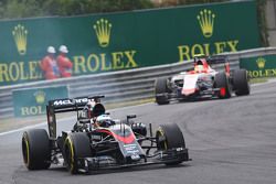 Fernando Alonso, McLaren MP4-30 blocca le ruote in frenata