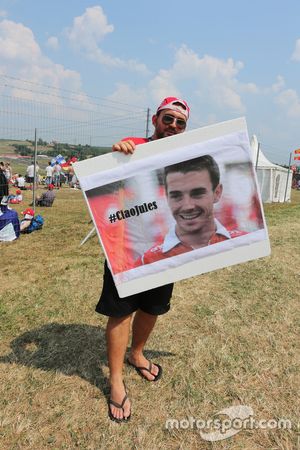 Les fans rendent hommage à Jules Bianchi