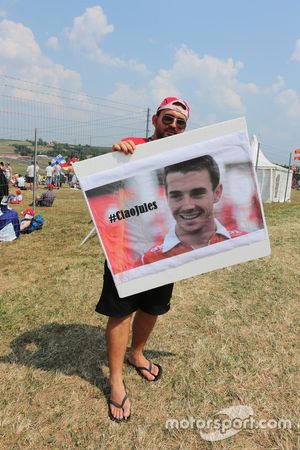 Fan mit einer Hommage an Jules Bianchi