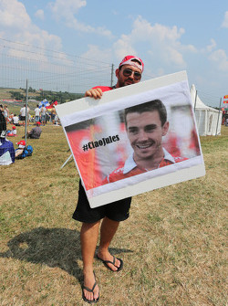 Les fans rendent hommage à Jules Bianchi