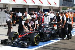 O McLaren MP4-30 de Fernando Alonso, McLaren é empurrado durante classificação