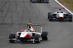 Марвин Кирхгофер, ART Grand Prix едет впереди Мэттью Перри, Koiranen GP