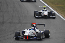 Мэттью Перри, Koiranen GP едет впереди Джимми Эрикссона, Koiranen GP