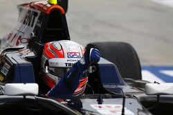 Le vainqueur Luca Ghiotto, Trident fête sa victoire dans le Parc Fermé
