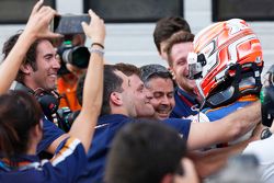 Le vainqueur Luca Ghiotto, Trident fête sa victoire dans le Parc Fermé avec son équipe