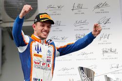 El ganador, Luca Ghiotto, Trident celebra