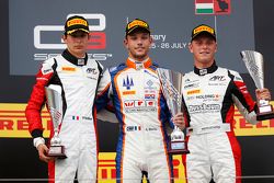 Luca Ghiotto, Trident fête sa victoire sur le podium avec le deuxième, Esteban Ocon, ART Grand Prix et le troisième, Marvin Kirchhofer, ART Grand Prix