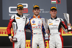 Luca Ghiotto, Trident, celebra en el podium con el segundo lugar, Esteban Ocon, ART Grand Prix y ter