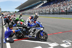 Start: #21 Yamaha: Katsuyuki Nakasuga, Pol Espargaro, Bradley Smith