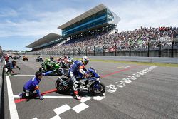 Start: #21 Yamaha: Katsuyuki Nakasuga, Pol Espargaro, Bradley Smith