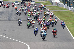 Start: #17 Suzuki: Yukio Kagayama, Noriyuki Haga, Ryuichi Kiyonari leads