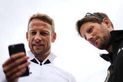 Jenson Button, McLaren Honda e Romain Grosjean, Lotus F1 Team
