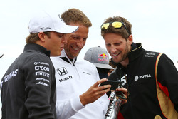 Nico Rosberg, Mercedes AMG F1 avec Jenson Button, McLaren et Romain Grosjean, Lotus F1 Team lors de la parade des pilotes