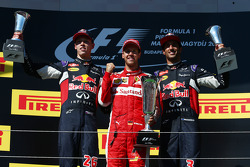 Podium: segundo lugar, Daniil Kvyat, Red Bull Racing y el ganador, Sebastian Vettel, Ferrari con el