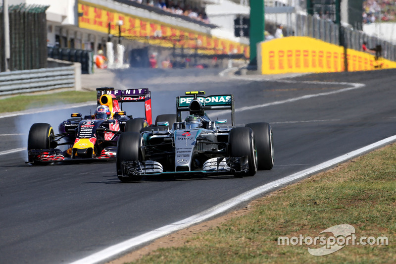 Nico Rosberg, Mercedes AMG F1 Team et Daniel Ricciardo, Red Bull Racing