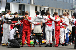 I piloti durante il minuto di silenzio per Jules Bianchi