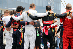 Los pilotos observan el tributo a Jules Bianchi en la parrilla