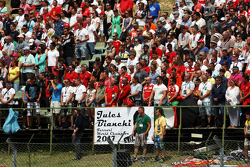 Les fans rendent hommage à Jules Bianchi