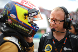 Mark Slade, Lotus F1 Team, Race Engineer and Pastor Maldonado, Lotus F1 Team