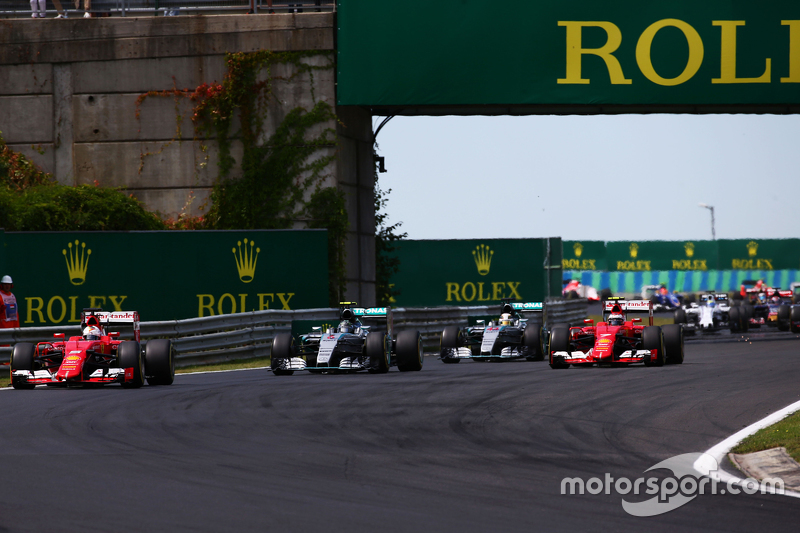 Sebastian Vettel, Ferrari SF15-T memimpin di start of the race