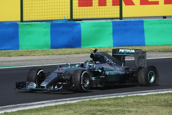 Nico Rosberg, Mercedes AMG F1 W06 with a puncture