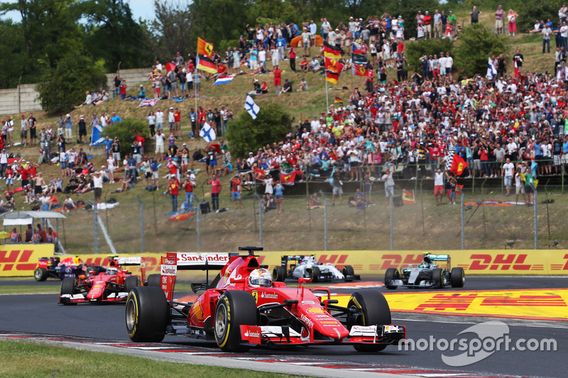 Sebastian Vettel, Ferrari SF15-T memimpin di start of the race