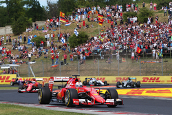 Sebastian Vettel, Ferrari SF15-T, lidera o pelotão no início da prova