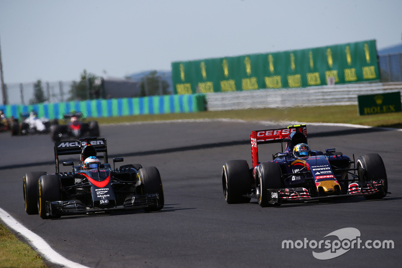 Fernando Alonso, McLaren MP4-30 and Carlos Sainz Jr., Scuderia Toro Rosso STR10