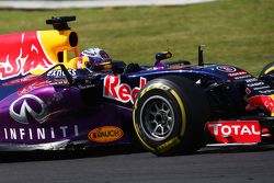 Daniel Ricciardo, Red Bull Racing RB11 con daño en el auto