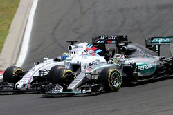 Фелипе Масса, Williams F1 (слева), и Льюис Хэмилтон, Mercedes AMG F1
