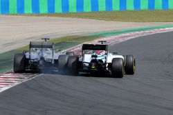 Льюис Хэмилтон, Mercedes AMG F1 (слева), и Фелипе Масса, Williams F1