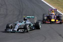 Nico Rosberg, Mercedes AMG F1 Team and Daniel Ricciardo, Red Bull Racing