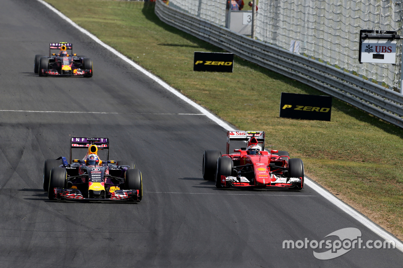 Daniel Ricciardo, Red Bull Racing, y Kimi Raikkonen, Scuderia Ferrari